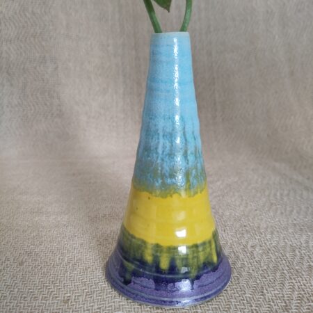 Kegleformet keramikvase af FABULER keramik. Unik keramikvase til enkelt blomst.