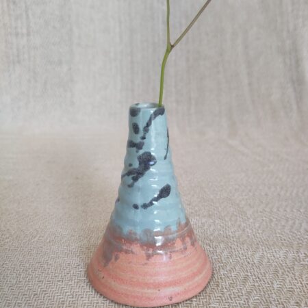 Trefarvet keramikvase i sommerfarver til enkelte blomster af FABULER keramik.
