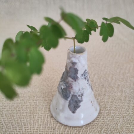 Unik kereamikvaser af FABULER keramik. Keglevase i keramik til små blomster.